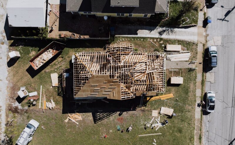 Więźba dachowa – jakie drewno wybrać?