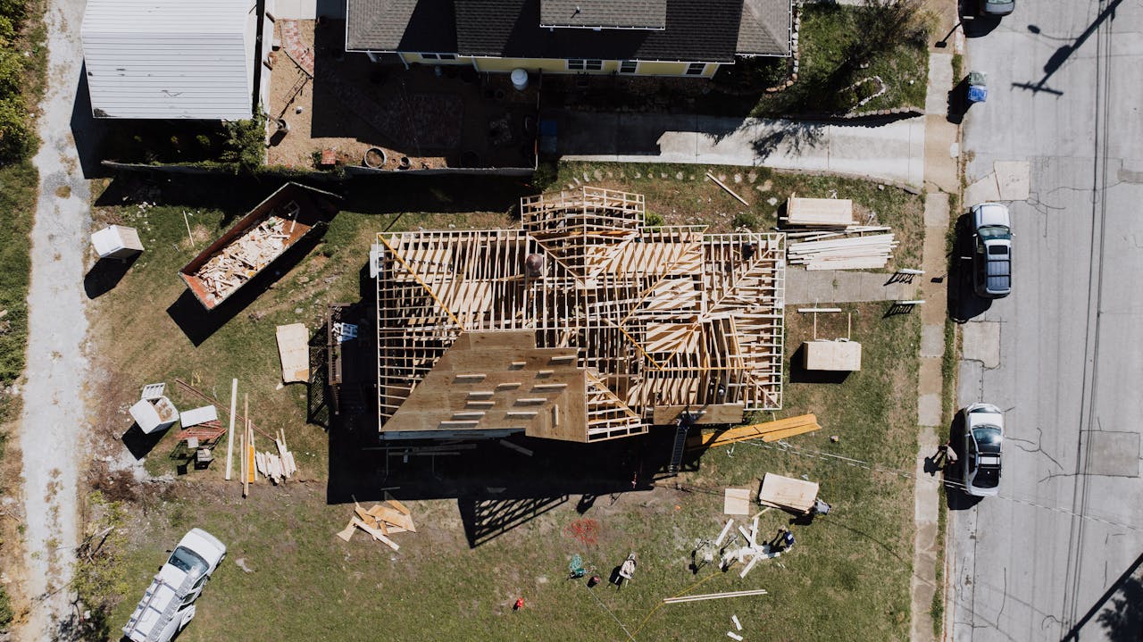 Więźba dachowa – jakie drewno wybrać?