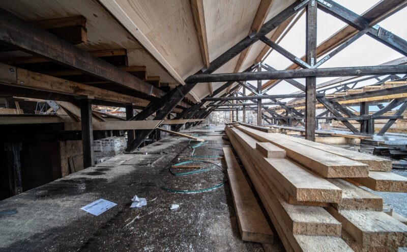 Ile może leżeć więźba dachowa bez przykrycia?