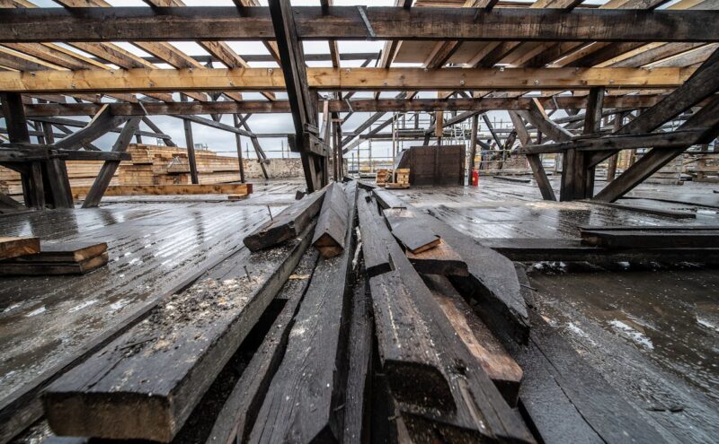 Ile schnie więźba dachowa?