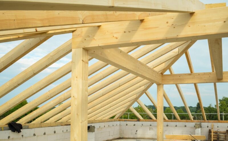 Więźba dachowa – co ile stawiać krokwie?
